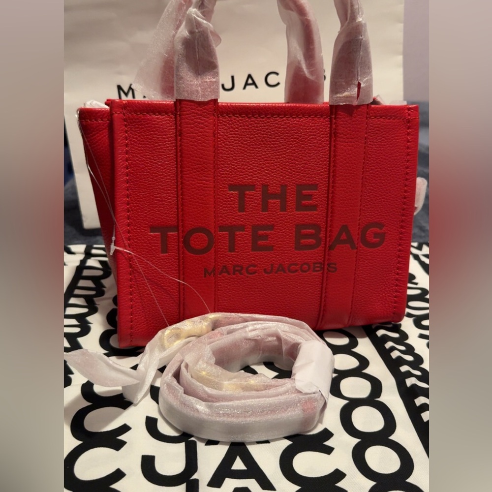 SOLD‼️ Marc Jacobs The Tote Bag 🚨🔴...$395 Retail - Picture 10 of 11